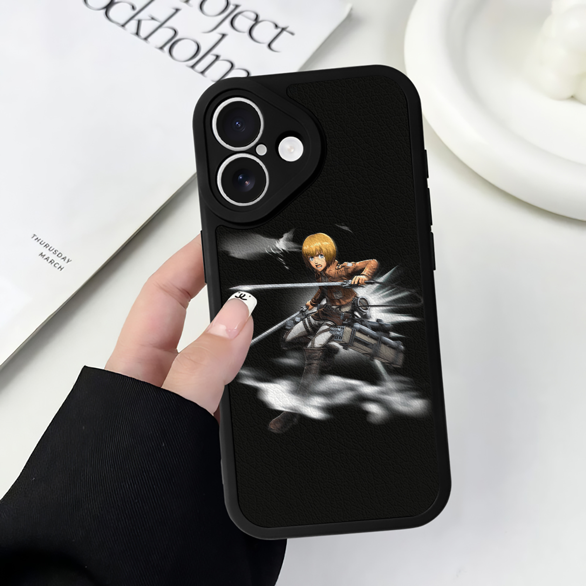 （画像用） 進撃の巨人 アルミン·アルレルト Attack on Titan Armin Arlert 【iPhone 16シリーズ対応】シリコンスマホケース（レザー調） 材質：シリコン